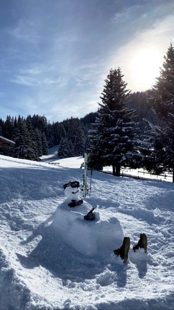Schneeskulpturen der 2b auf der Sattelbergalm