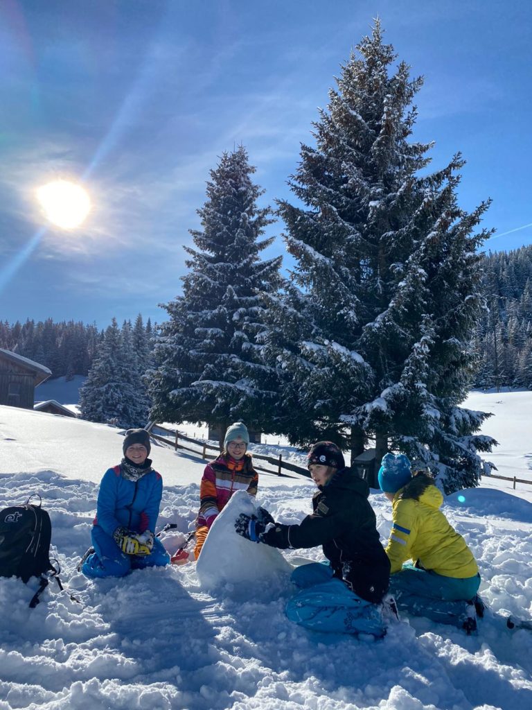 Schneeskulpturen der 2b auf der Sattelbergalm