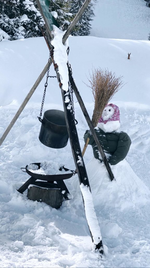 Schneeskulpturen der Lehrerinnen der 2b auf der Sattelbergalm