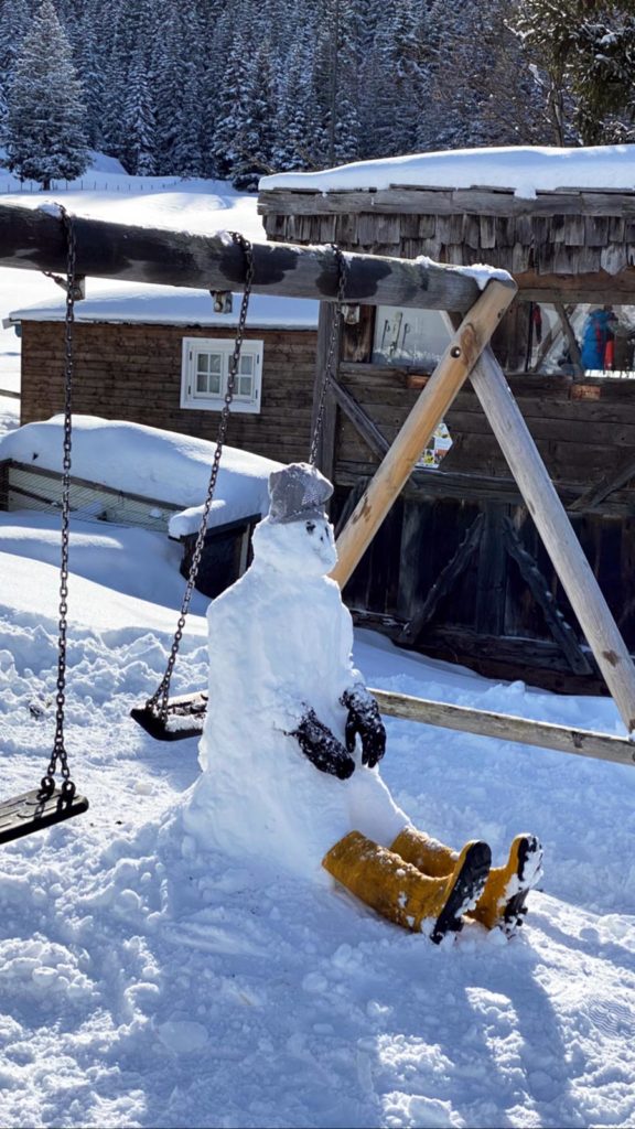 Schneeskulpturen der 2b auf der Sattelbergalm