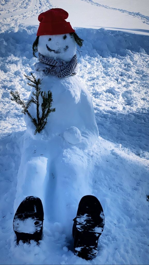 Schneeskulpturen der 2b auf der Sattelbergalm
