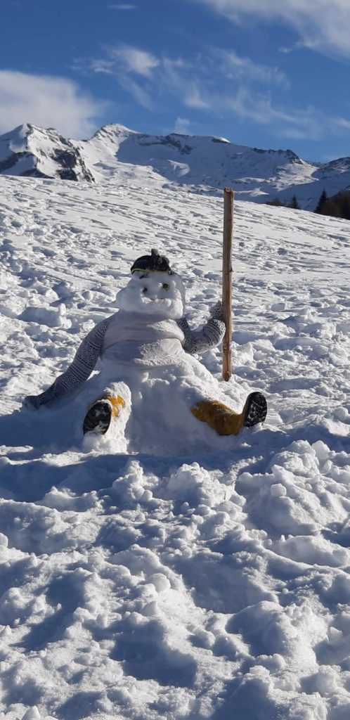 Schneeskulpturen der 2c auf der Sattelbergalm