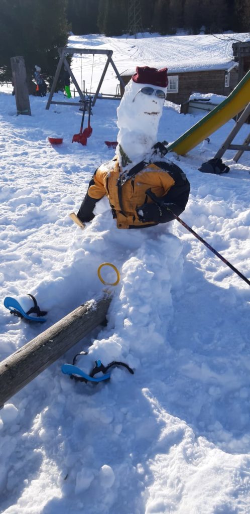Schneeskulpturen der 2c auf der Sattelbergalm