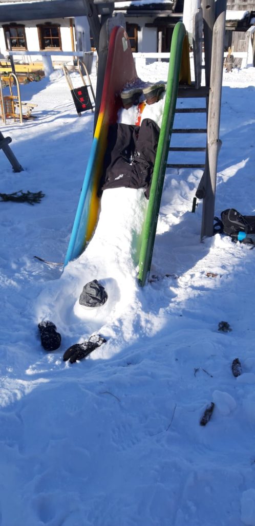 Schneeskulpturen der 2c auf der Sattelbergalm